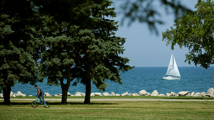 One reason to consider independent living in Kenosha, WI is the proximity of things to do on the dazzling Lake Michigan shoreline.